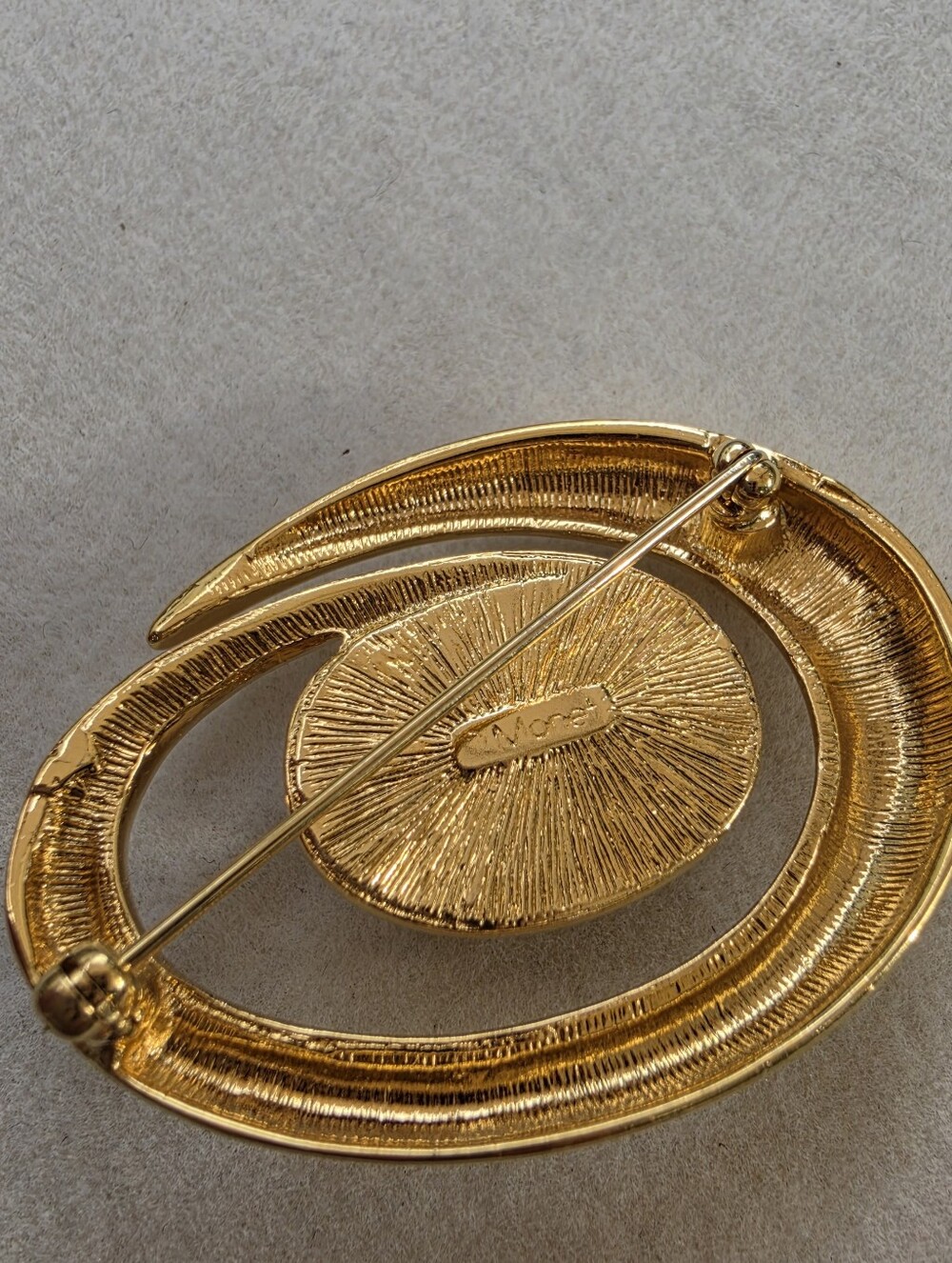 Monet: Gold-Tone Brooch with Faux Pearl Center - Picture 5 of 8